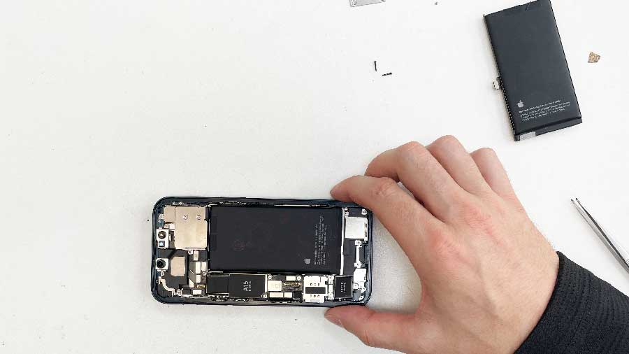Замена оригинального аккумулятора iPhone 13