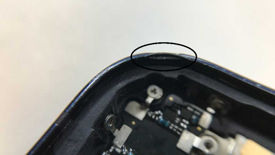Почему отваливается рамка iPhone