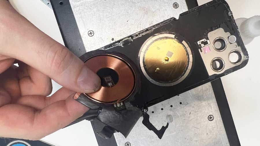 Замена беспроводной зарядки на iPhone 15 Pro