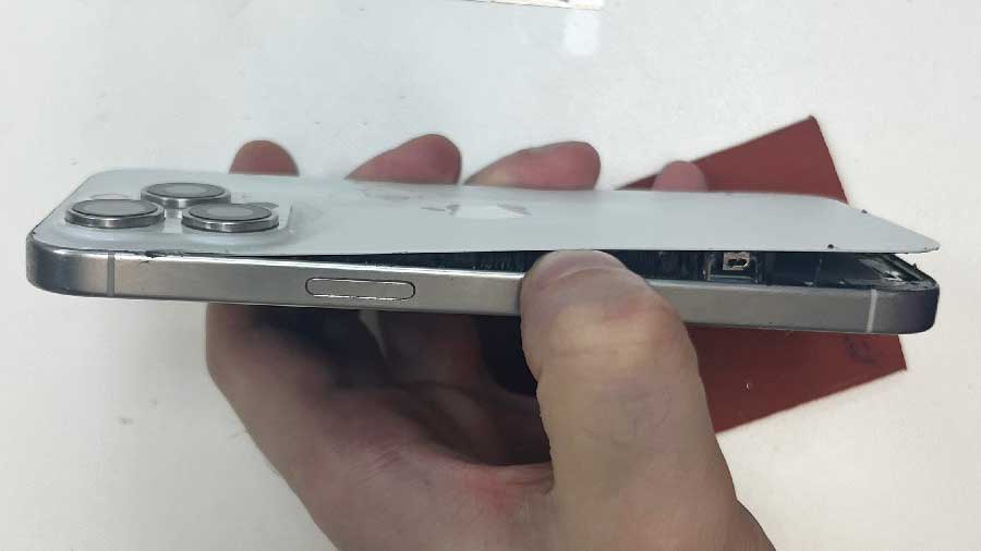 Замена крышки на iPhone 15 Pro в Казани