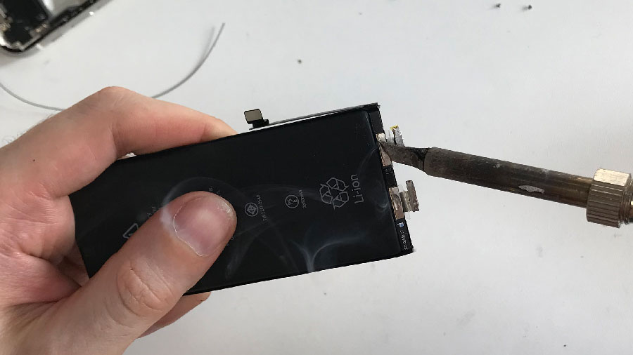 Пайка аккумулятора на iPhone 11