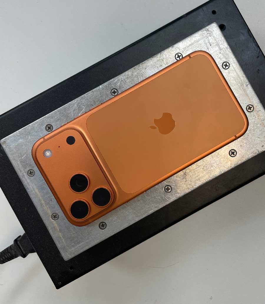 Замена защитного стекла на iPhone 17 Pro Max