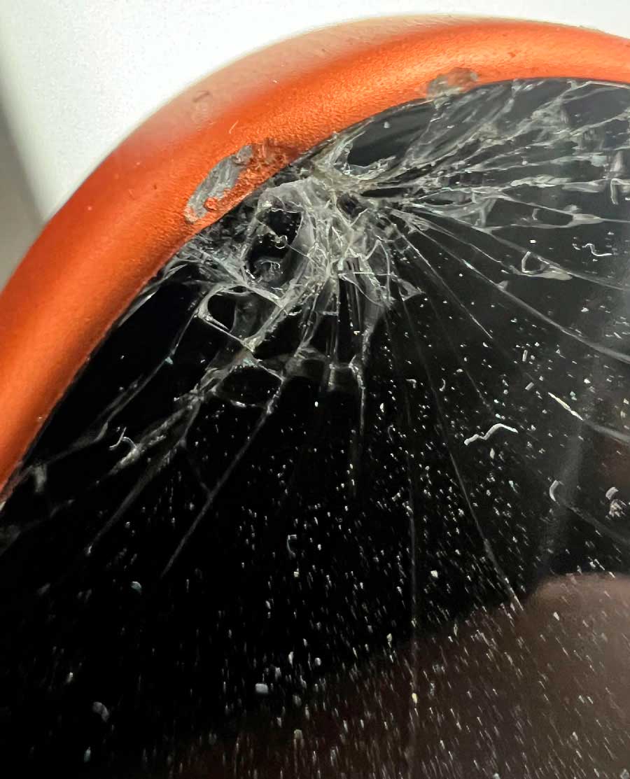 Замена разбитого стекла на iPhone 17 Pro Max в Казани