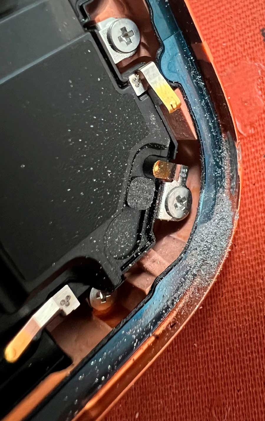 Работа с корпусом после падения на iPhone 17 Pro Max