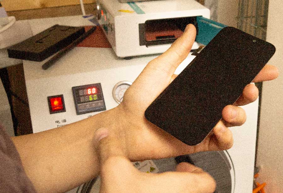 Замена разбитого стекла на iPhone 17 Pro Max в Казани