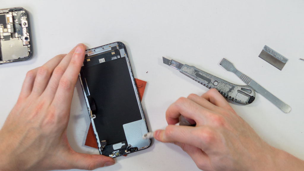 Пылевлагозащита при замене аккумулятора на iPhone