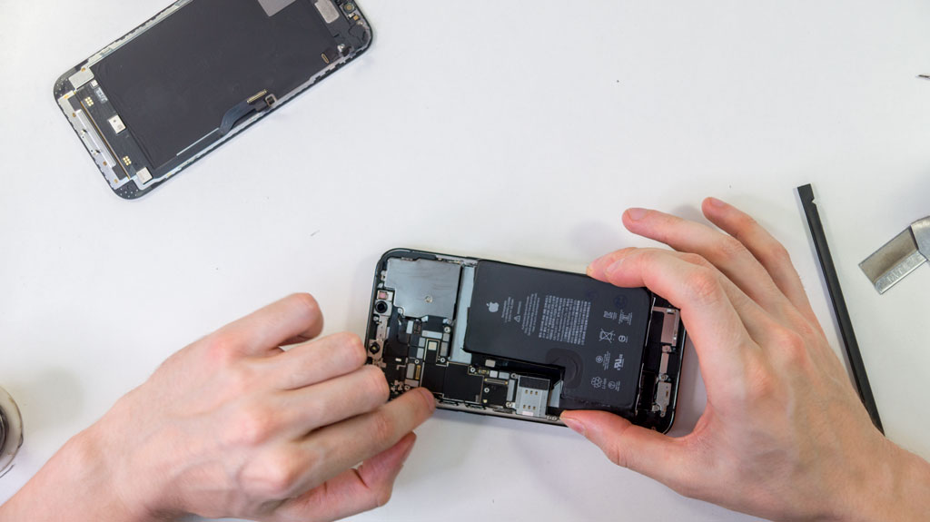 Установка аккумулятора на iPhone в Казани