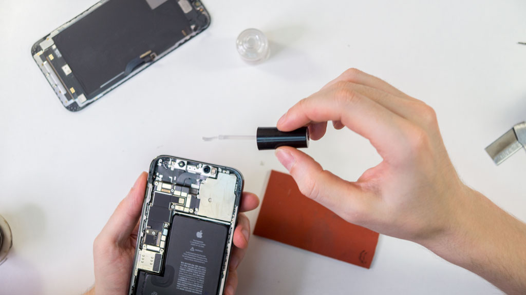 Влагозащита при замене аккумулятора на iPhone