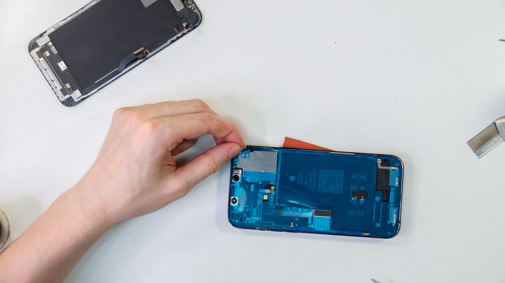 Пылевлагозащита при замене аккумулятора на iPhone