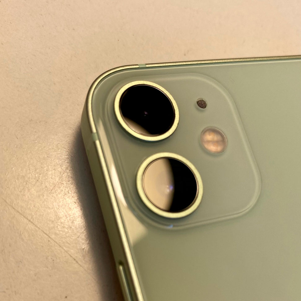 Заднее стекло на iPhone 12 mini с узким вырезом
