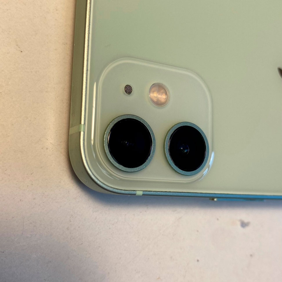Заднее стекло на iPhone 12 mini с узкими отверстиями