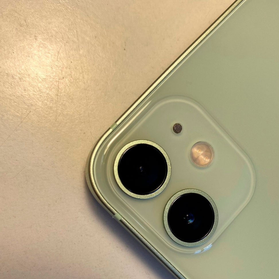 Замена заднего стекла на iPhone 12 mini с узким вырезом