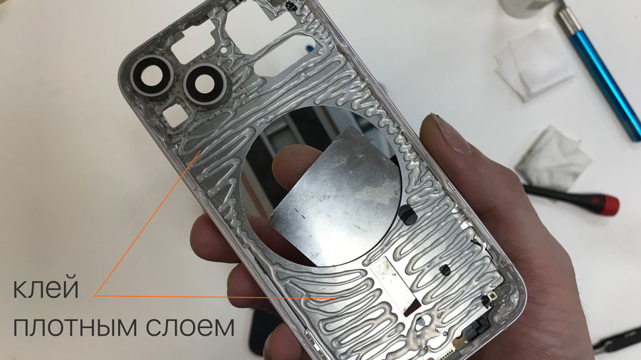 Приклеить крышку на iPhone 13
