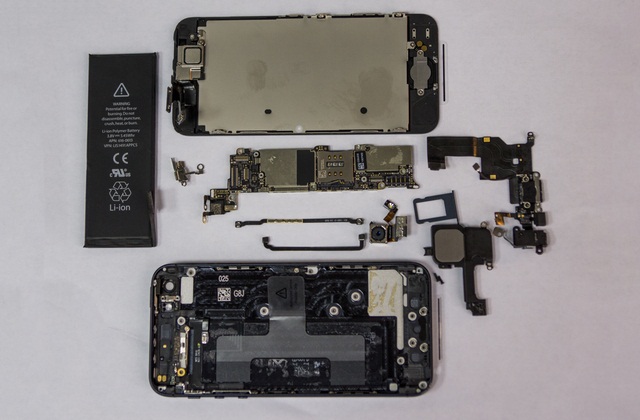 разобранный iPhone для смены корпуса