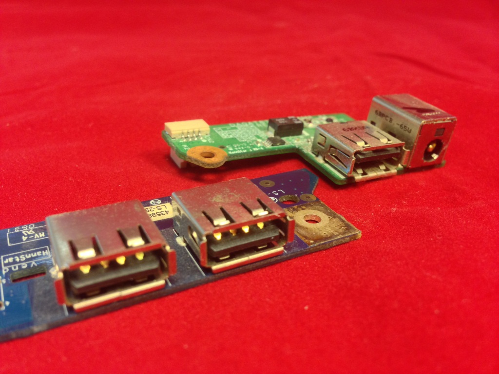 Стандартный и перевёрнутый USB
