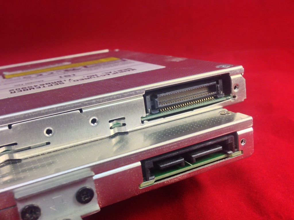Снизу Sata, сверху IDE интерфейсы